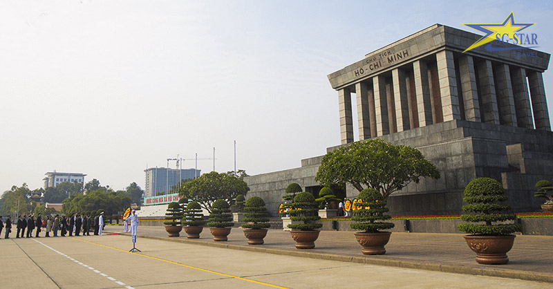 Ghé thăm và viếng Lăng Chủ Tịch Hồ Chí Minh