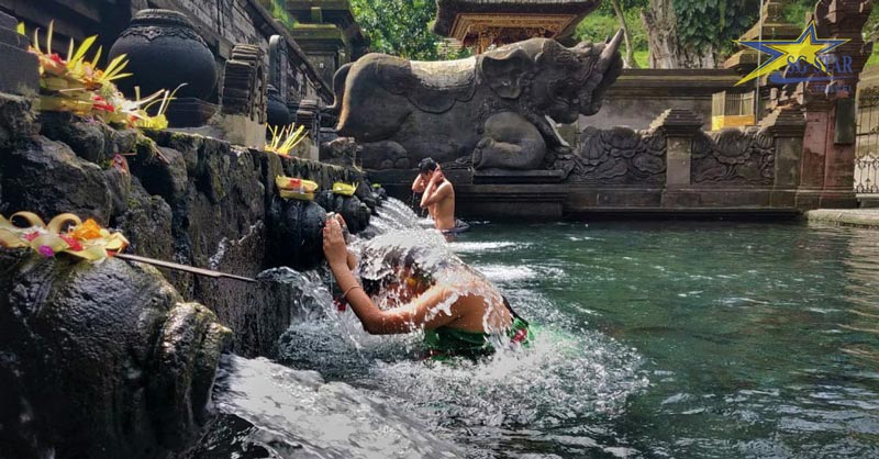Khám phá nghi lễ tắm đặc biệt của người dân Bali ở Tirta Empul