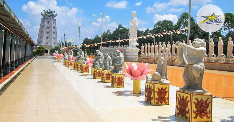 Tượng La Hán trong khuôn viên Chùa Tòng Lâm - Du lịch Vũng Tàu 1 Ngày Giá rẻ