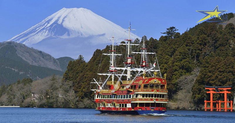 Mô hình tàu cướp biển mới Hakone trên sông Ashi