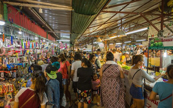 Chợ đêm nằm dọc con đường Chao Fa West Road